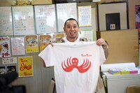 当時着ていたTシャツも再現。