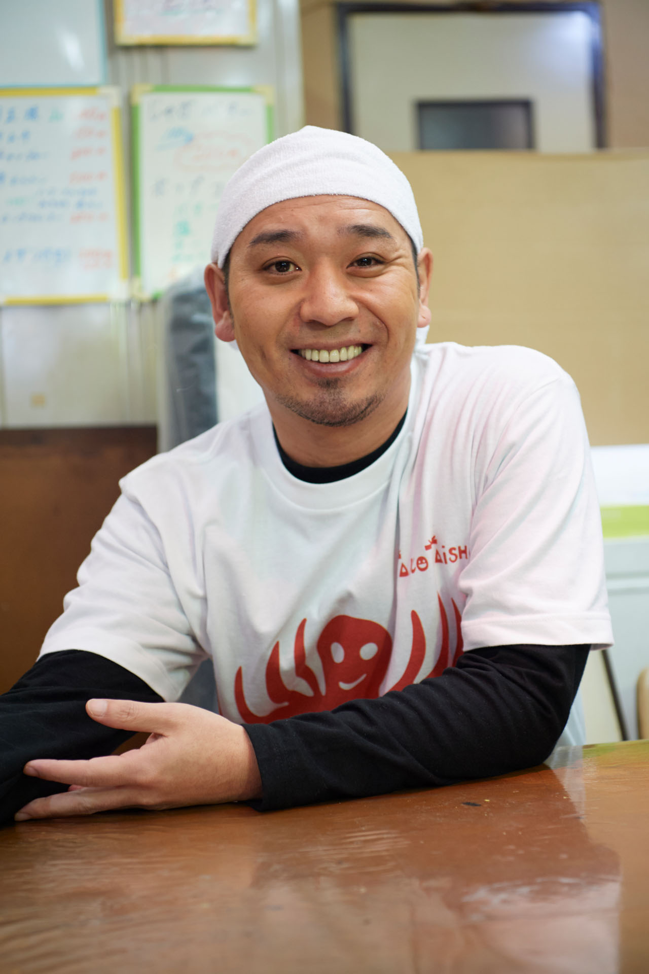 「TAKO TAISHO」のユニホームに身を包む千鳥・大悟。