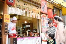 接客する千鳥・大悟。