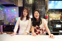 スナックAのママ・日下部麻紀さん（左）とガンバレルーヤよしこ（右）。