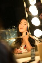 メイクアップするガンバレルーヤよしこ。