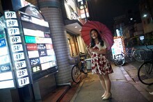 東京進出後、初めてスナックAを訪れるガンバレルーヤよしこ。