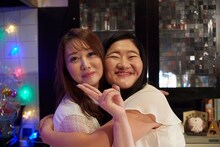 スナックAのママ（左）とガンバレルーヤよしこ。