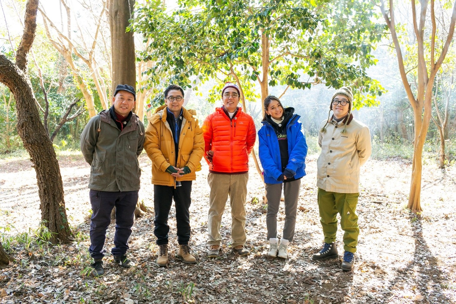 「おぎやはぎの『ハピキャン』～キャンプはじめてみました～」に出演する（左から）バイきんぐ西村、おぎやはぎ、池田美優、ドランクドラゴン鈴木。(c)メ～テレ