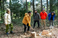 おぎやはぎ矢作（左から2人目）が焚き火用の薪割りをする様子。(c)メ～テレ