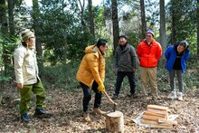 おぎやはぎ矢作（左から2人目）が焚き火用の薪割りをする様子。(c)メ～テレ