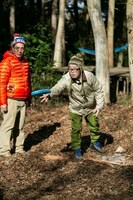 ドランクドラゴン鈴木とおぎやはぎ小木（左）。(c)メ～テレ