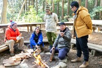 バイきんぐ西村（右から2人目）が焚き火作りに臨む様子。(c)メ～テレ