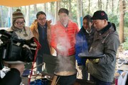 バイきんぐ西村（右端）特製のみそ寄せ鍋に一同が興味を示す様子。(c)メ～テレ