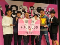 ジャルジャルと「ガニ股ガニ」のメンバー。