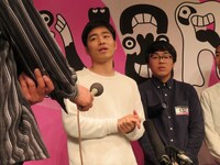 囲み取材の様子。