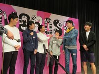 囲み取材の様子。