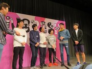 囲み取材の様子。