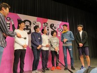 囲み取材の様子。