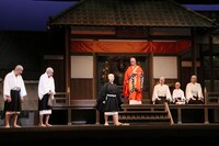 芝居ステージ「とんち尼将軍 一休ねえさん」の様子。