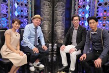 左から曽田茉莉江、鈴木おさむ、ヤマメ。(c)BSフジ