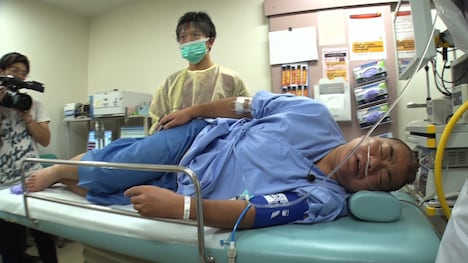 人間ドックを受ける出川哲朗。(c)フジテレビ