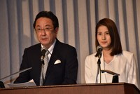進行を務めたフジテレビの（左から）三宅正治アナ、永島優美アナ。