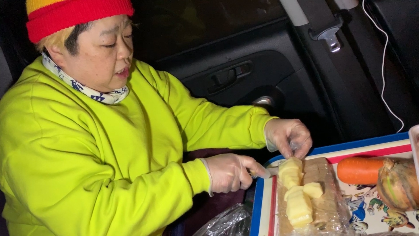 動画「初めての車中泊【モーリアンヒートパックを使って料理に挑戦！】」のワンシーン。