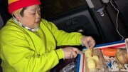 動画「初めての車中泊【モーリアンヒートパックを使って料理に挑戦!】」のワンシーン。