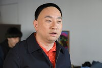 「美人が婚活してみたら」より、レイザーラモンRG演じるおしゃべりな男・久保田。