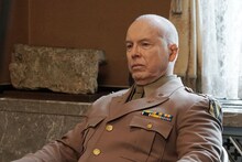 チャック・ウィルソン演じる日本語学校「キャンプ・サベージ」校長のクラーク。