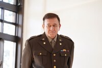 ケント・ギルバート演じるGHQ情報部将校パーカー。