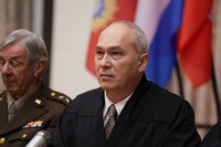 モーリー・ロバートソン演じる東京裁判法廷裁判長。