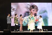 ジャングルポケット（左から3人）とナジャ・グランディーバ（右から2人目）。