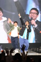 ランウェイを歩くミキ。