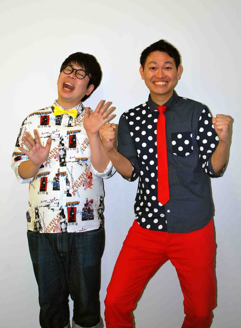 くらげピザ。左から鈴木大輔、松丸大祐。