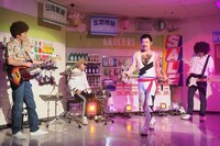 クイーンに扮しタイムセールの割引パフォーマンスを披露する内村光良ら。(c)NHK