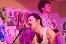 熱唱する内村光良。(c)NHK