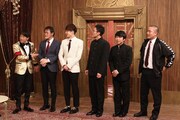 （左から）陣内智則、アインシュタイン、ハナコ。(c)フジテレビ