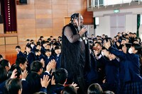 母校を訪問するUMBRELLA。