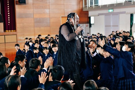 母校を訪問するUMBRELLA。