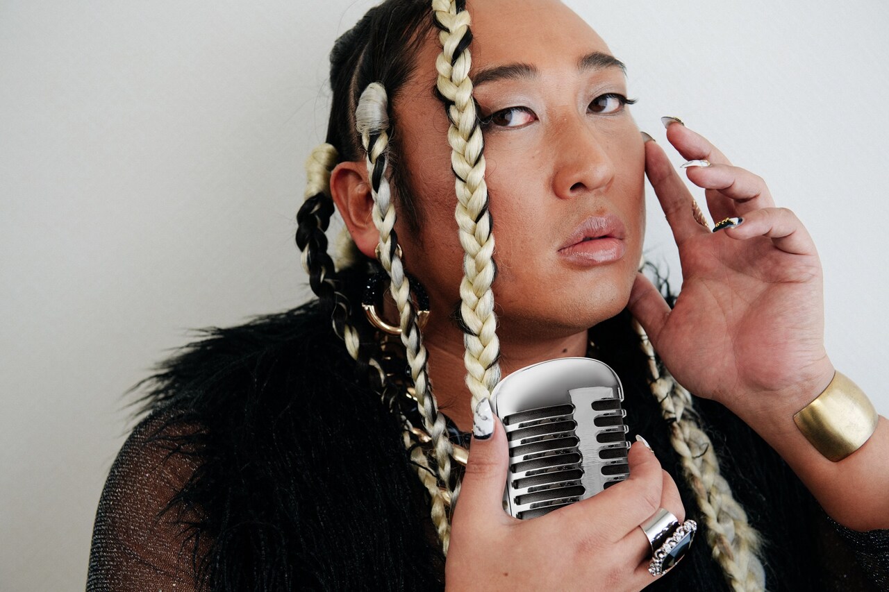 秋山が佐賀出身のR&Bシンガーに、地を這うようなマイナス7オクターブの低音