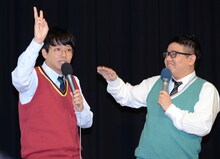 会見の司会を務めたミキ。