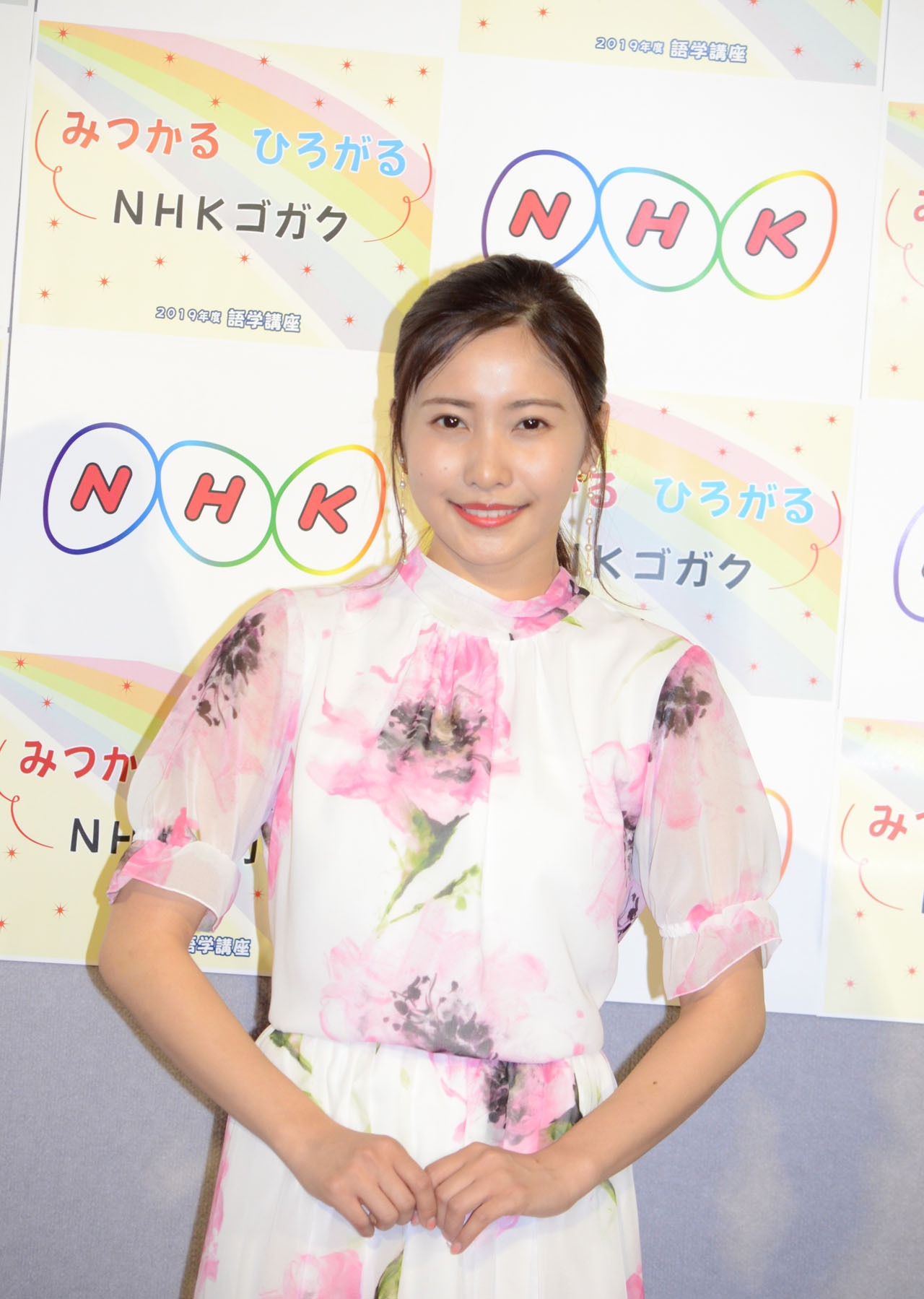 「テレビで中国語」に出演する佐野ひなこ。
