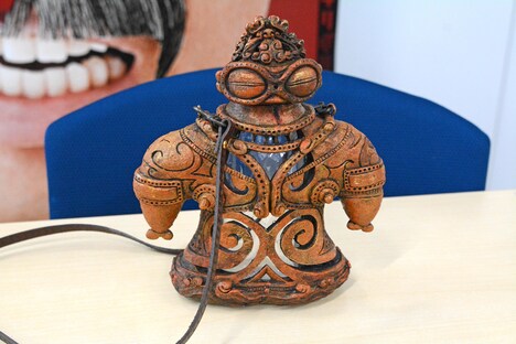 片桐仁が粘土で作った作品「ペットボ土偶」。