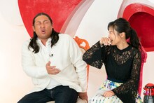 左からロバート秋山、小島瑠璃子。(c)読売テレビ