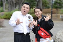 「私のおじさん～WATAOJI～」最終話に出演する（左から）アンタッチャブル山崎、岡田結実。(c)テレビ朝日