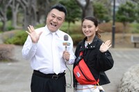 左からアンタッチャブル山崎、岡田結実。(c)テレビ朝日