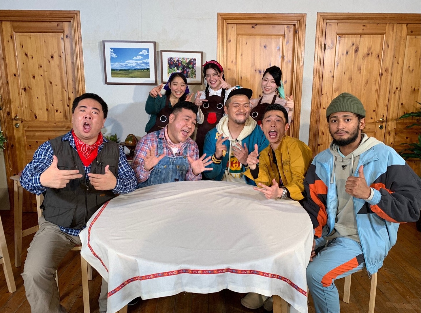 「ザキ山小屋」の出演者たち。(c)ABC
