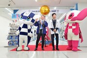東京2020オフィシャルショップなんば店のオープニングイベントの様子。