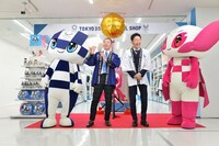 東京2020オフィシャルショップなんば店のオープニングイベントの様子。