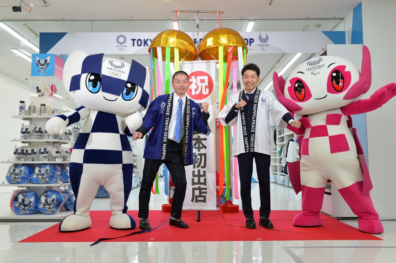 アキナ、東京2020オフィシャルショップなんば店のオープンをお祝い