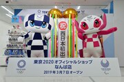 東京2020オフィシャルショップなんば店のオープニングイベントの様子。