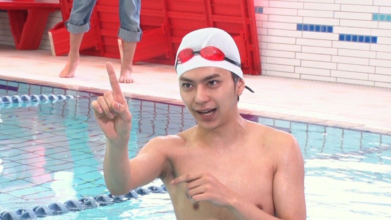 水泳に挑戦する佐藤勝利。(c)フジテレビ