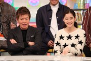 左からヒロミ、新木優子。(c)フジテレビ